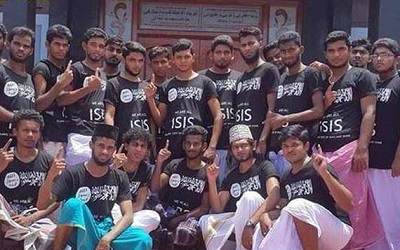 Group photo of some youths in Tamil Nadu wearing T-shirts with ISIS emblem.